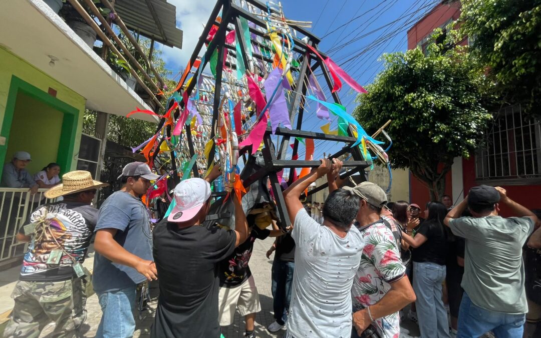 Xico elabora alfombra monumental de aserrín por festividad de Santa María Magdalena