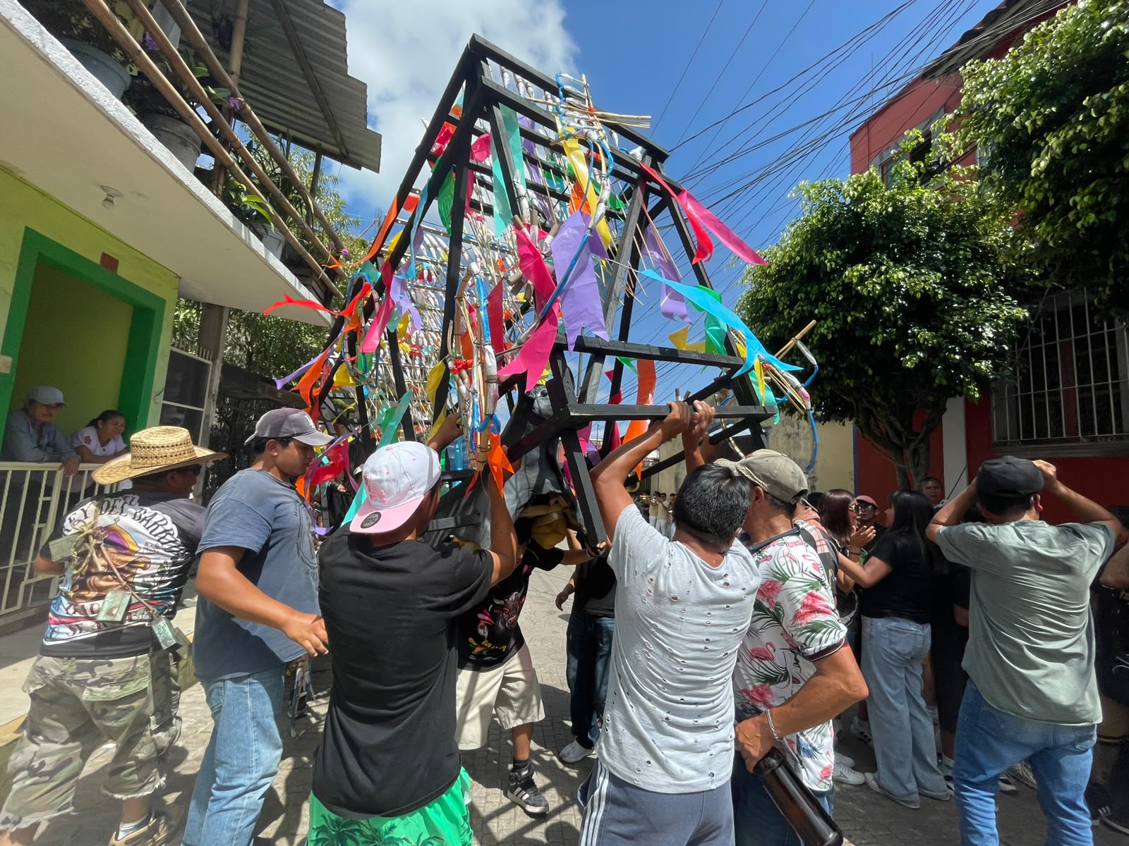 Alfombra de aserrín teñido en calle Hidalgo de Xico durante festividad de Santa María Magdalena