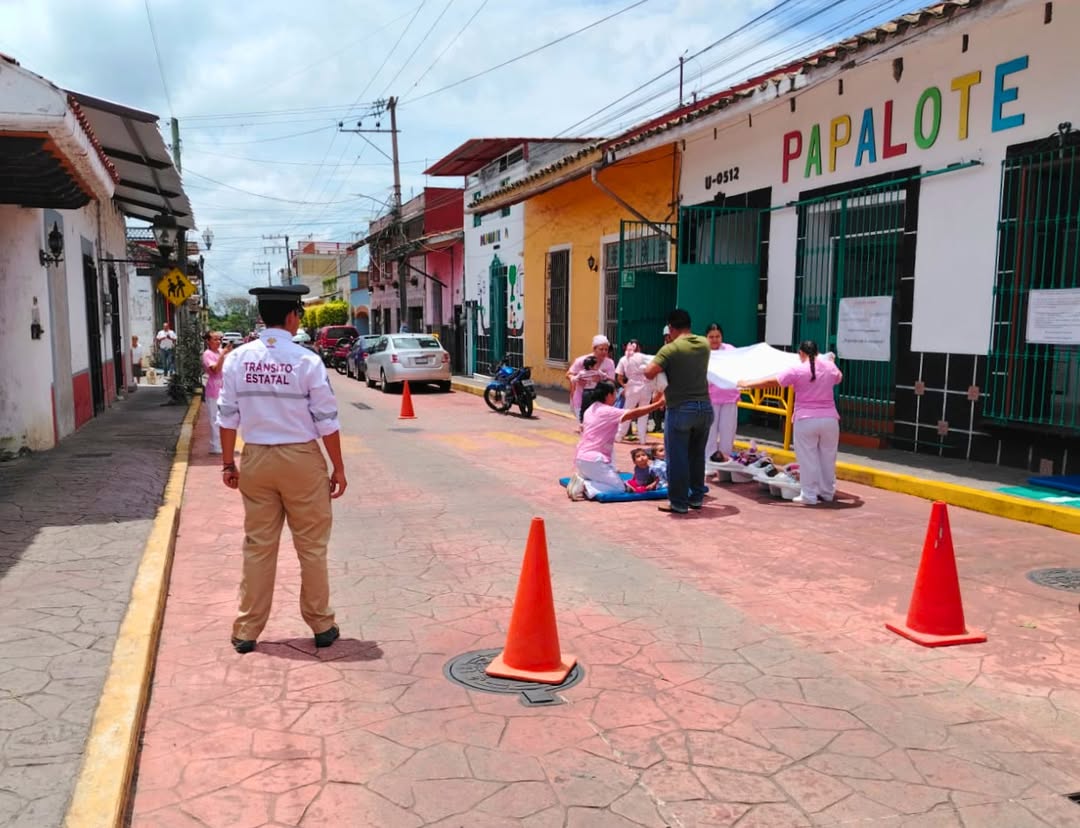 Apoyo vial durante simulacro de evacuación por incendio en la Estancia Infantil Papalote en Coatepec