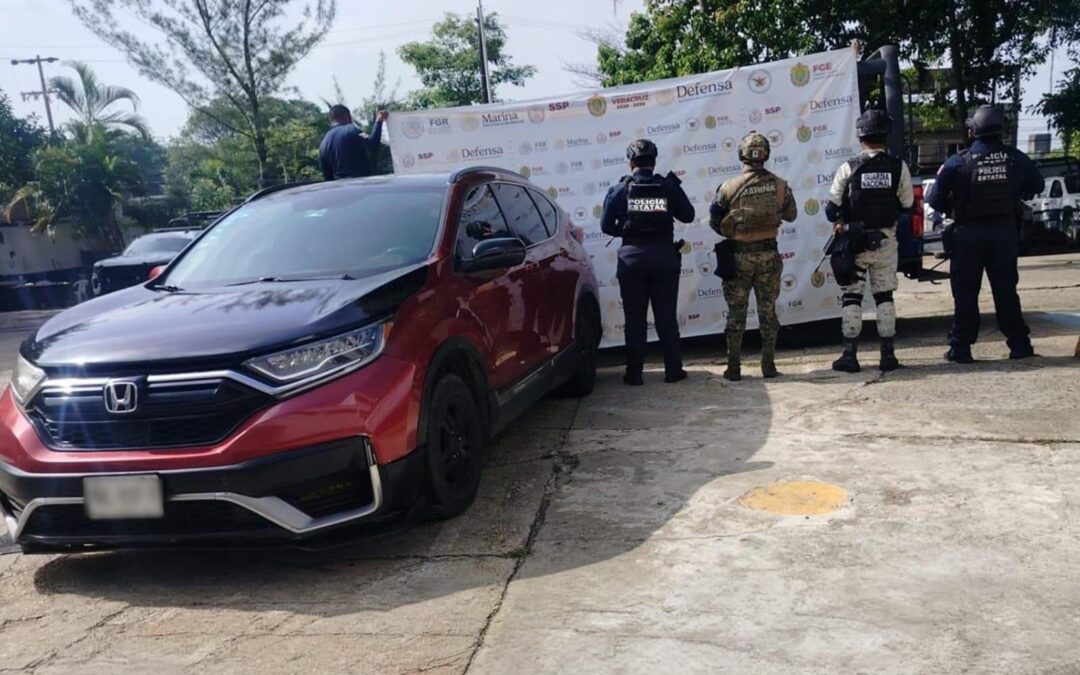 Autoridades aseguran más de 2 mil litros de hidrocarburo en Veracruz