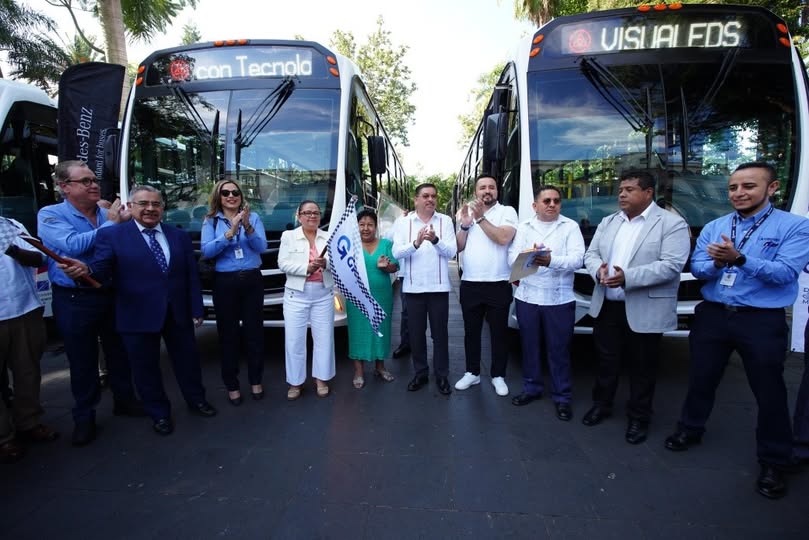 Autobuses nuevos inclusivos en el parque Benito Juárez de Xalapa