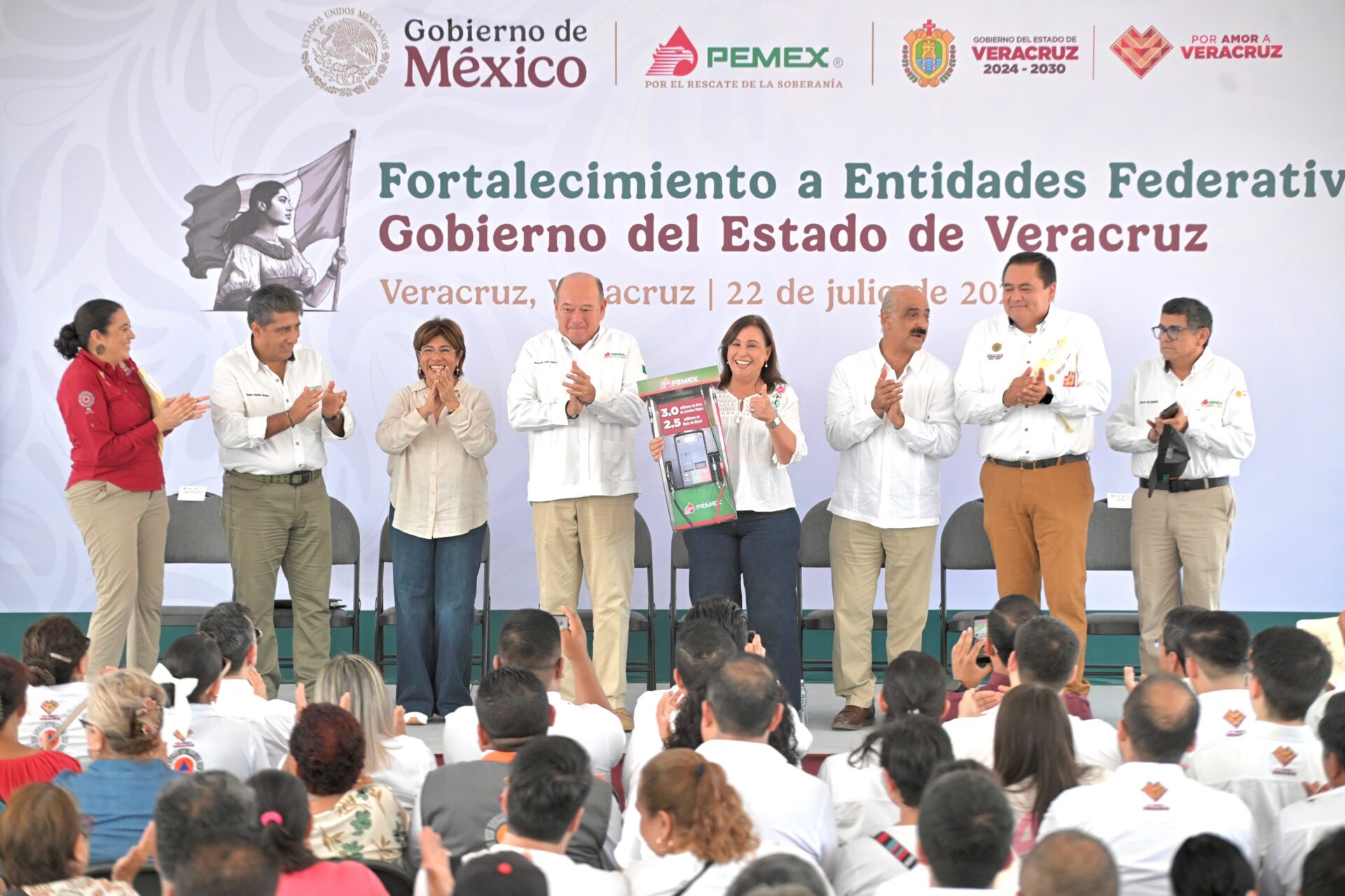 ayuntamiento-veracruz-pipa-pemex Alcaldesa Rosa María Hernández Espejo durante entrega de pipa de Pemex en Veracruz
