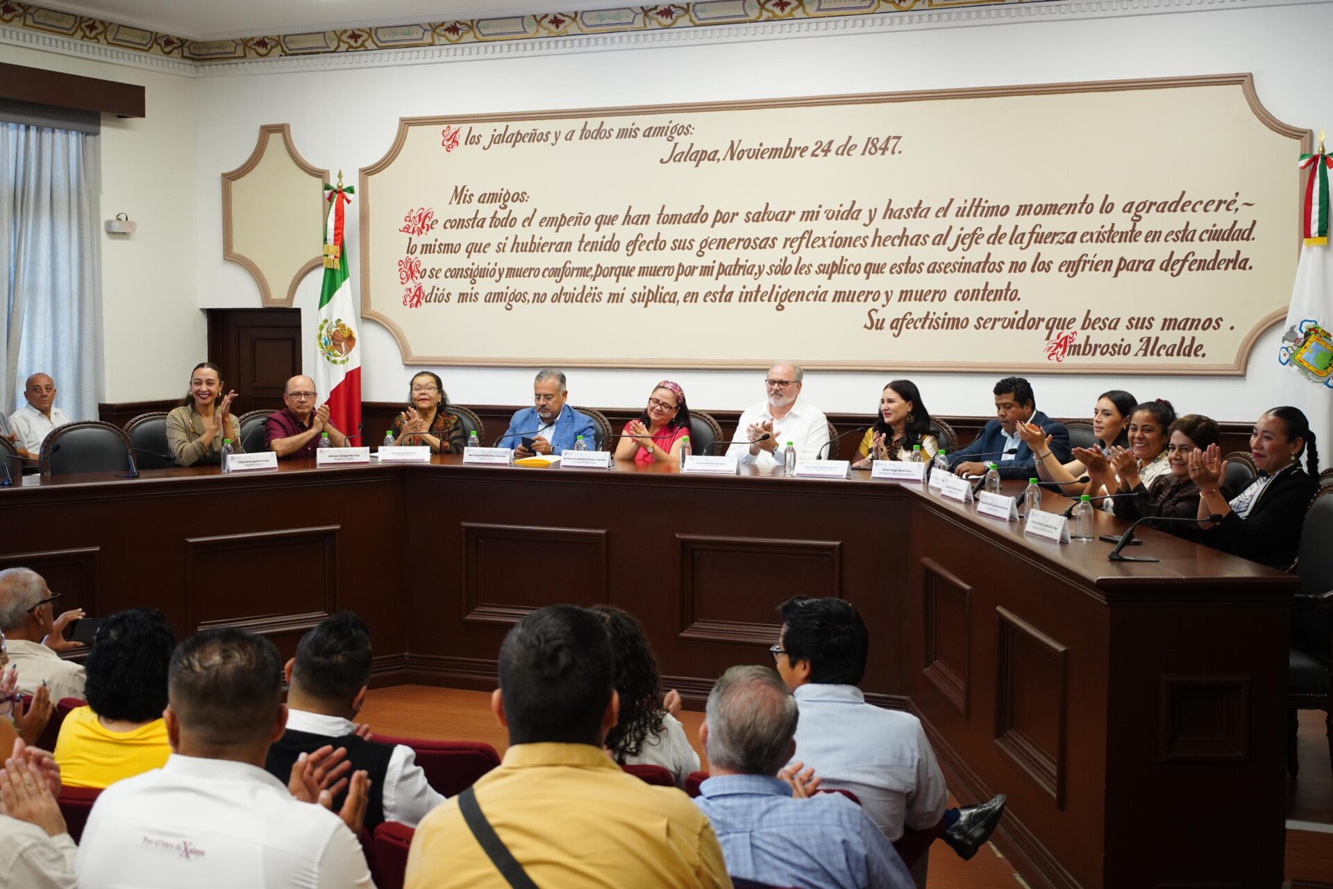 Sala de Cabildo durante encuentro entre autoridades de Xalapa y diplomáticos cubanos