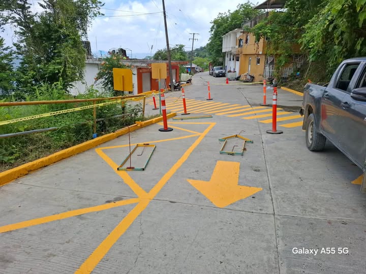 Refuerzan balizamiento y señalización en Tlachichilco, Veracruz