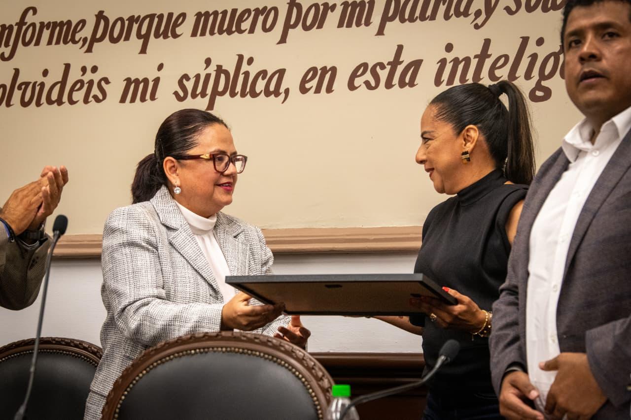 cabildo-reconoce-rafael-campos Cabildo de Xalapa entrega reconocimiento póstumo a familiares de Rafael Campos