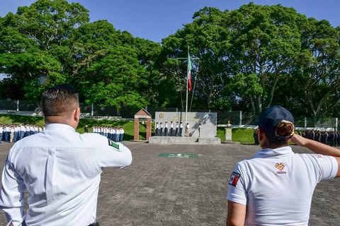 Cadetes del CEISVer reafirman valores en Honores a la Bandera