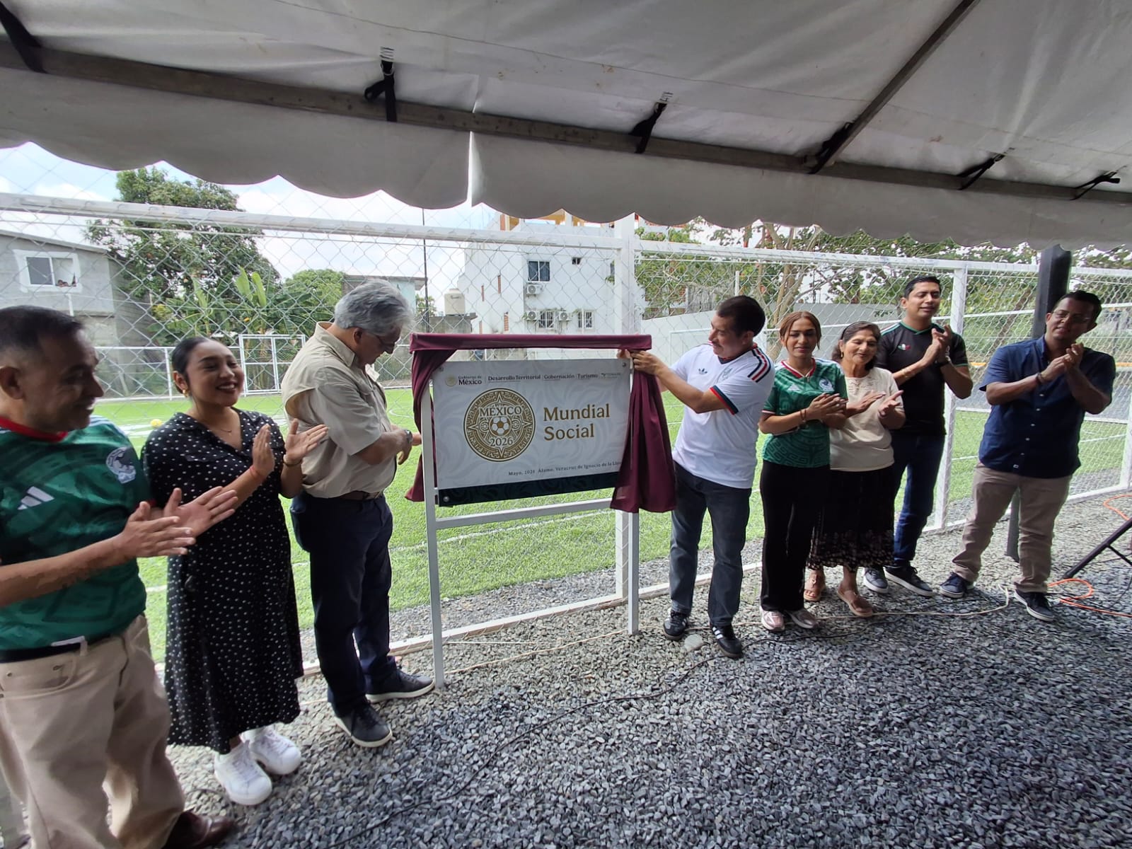 Pepe Arenas inaugura cancha de futbol 5 en Alamo
