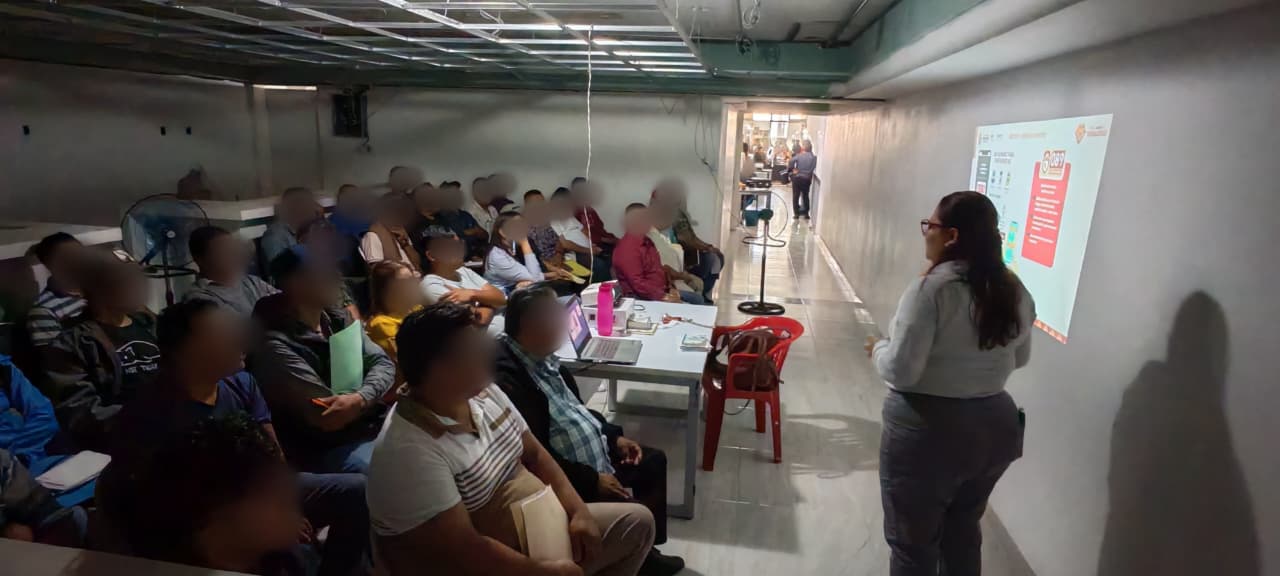 Capacitación sobre extorsión telefónica a taxistas en Córdoba, Veracruz