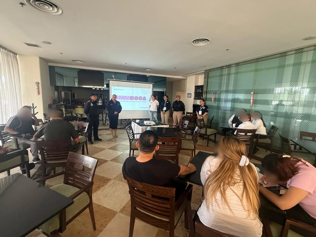 capacitacion-prevencion-extorsion-hotel-ramada Personal del Hotel Ramada durante capacitación sobre prevención de extorsión