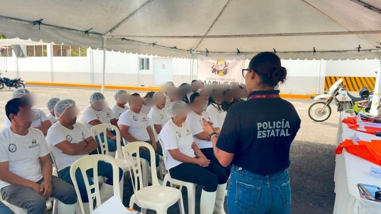 capacitacion-seguridad-prevencion-lacteos-mauleon-acayucan Personal de Lácteos y Derivados Mauleón durante capacitación de seguridad en Acayucan