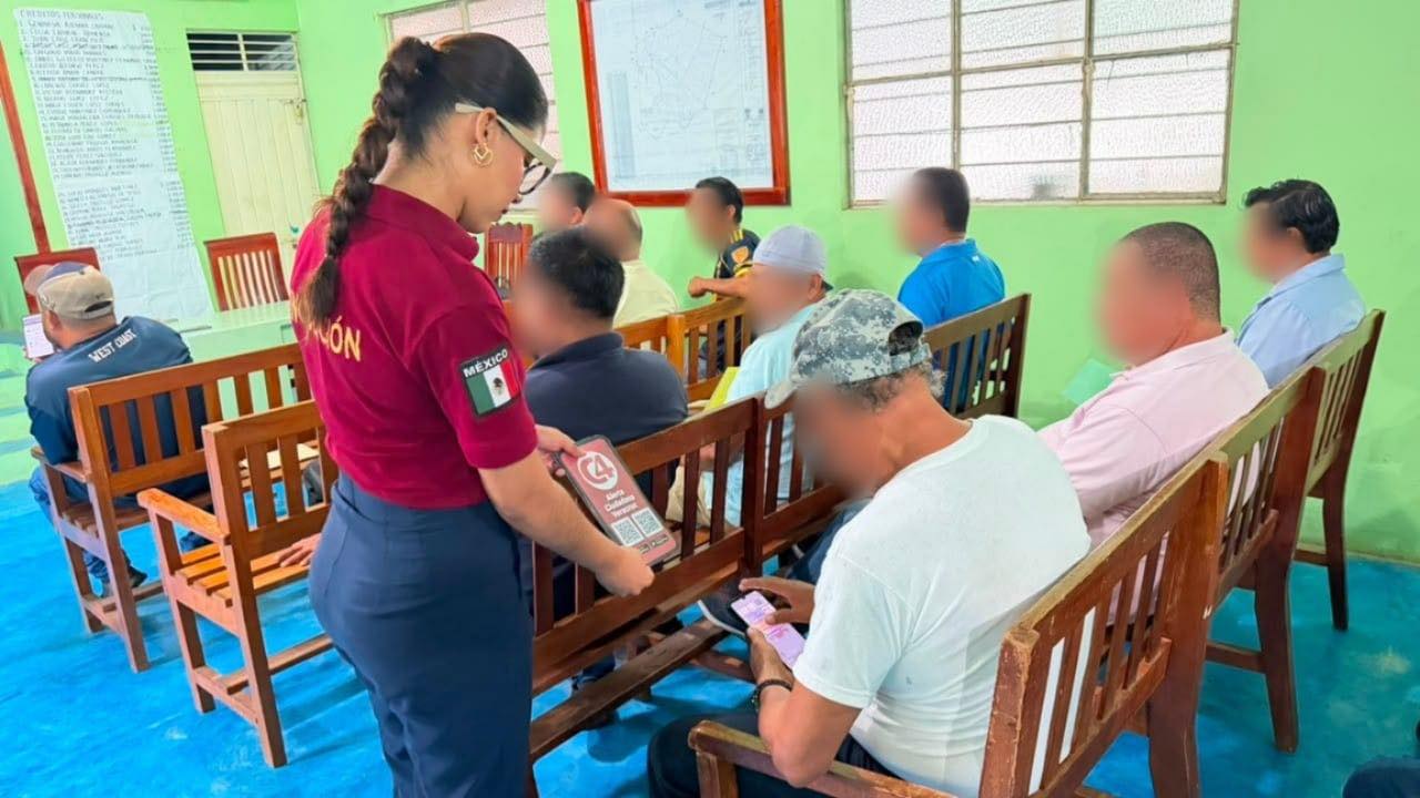 Taxistas de Chinameca durante capacitación de seguridad
