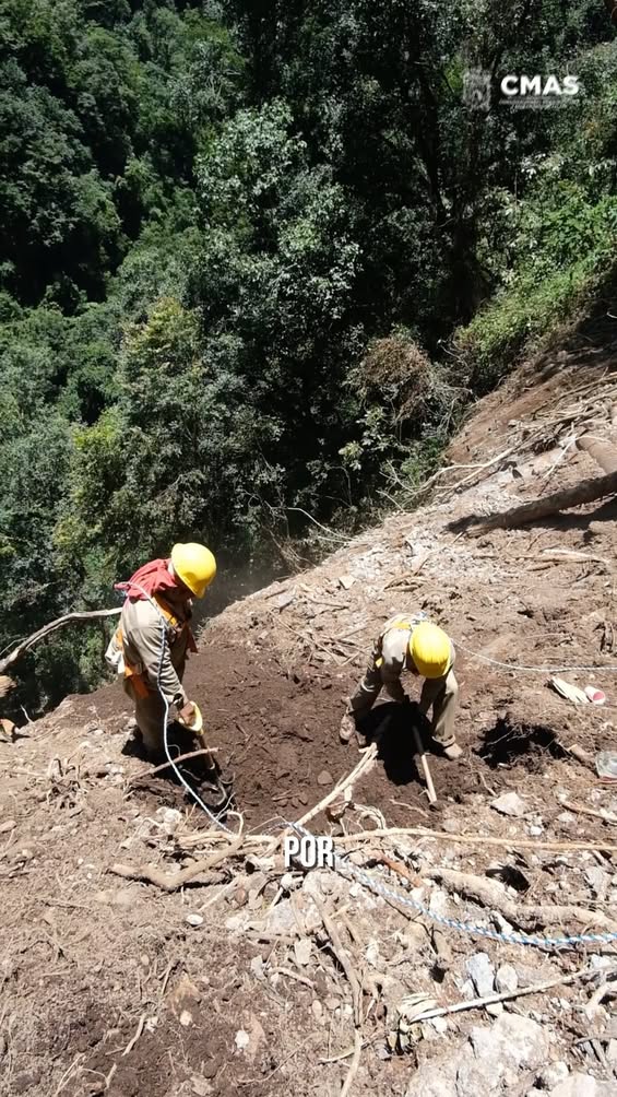 cmas-xalapa-repara-linea-agua-deslizamiento-cofre-perote Personal de CMAS Xalapa trabaja en la reparación de una tubería afectada por un deslizamiento de tierra en el Cofre de Perote.