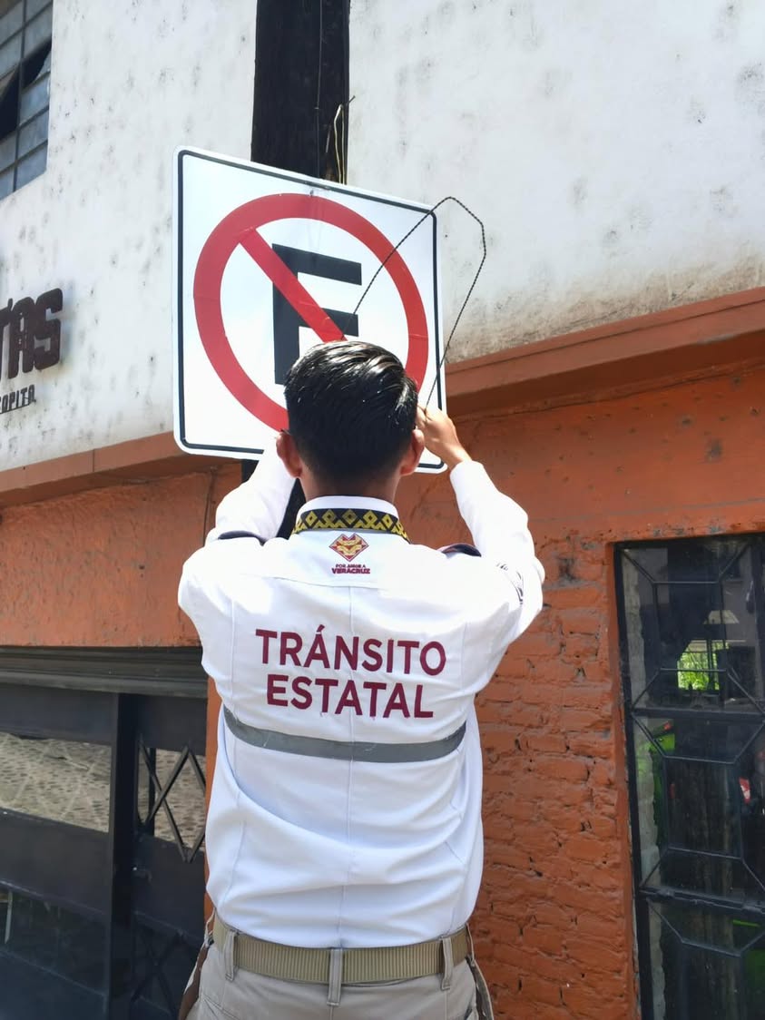 Señalamientos verticales restrictivos colocados en la calle Libertad en Coatepec