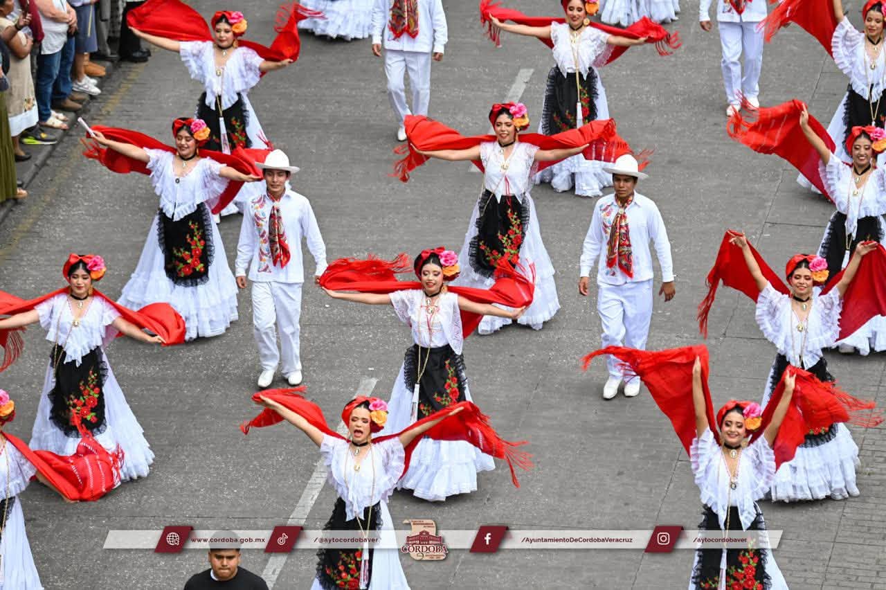 cordoba-agenda-cultural-vacaciones Grupo de danza folklórica en el parque 21 de Mayo de Córdoba