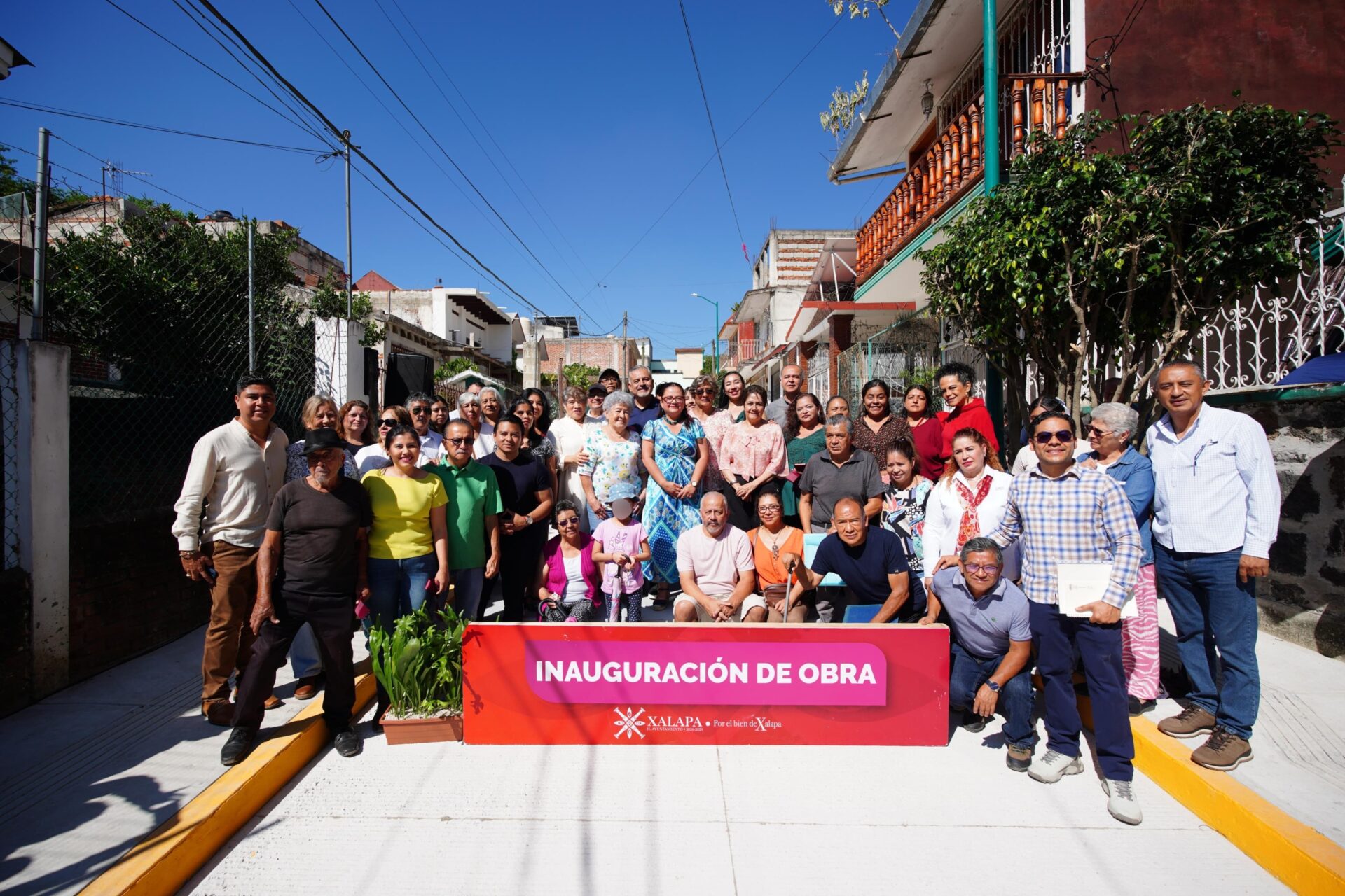 Daniela Griego entrega primera pavimentación con recursos federales en Xalapa