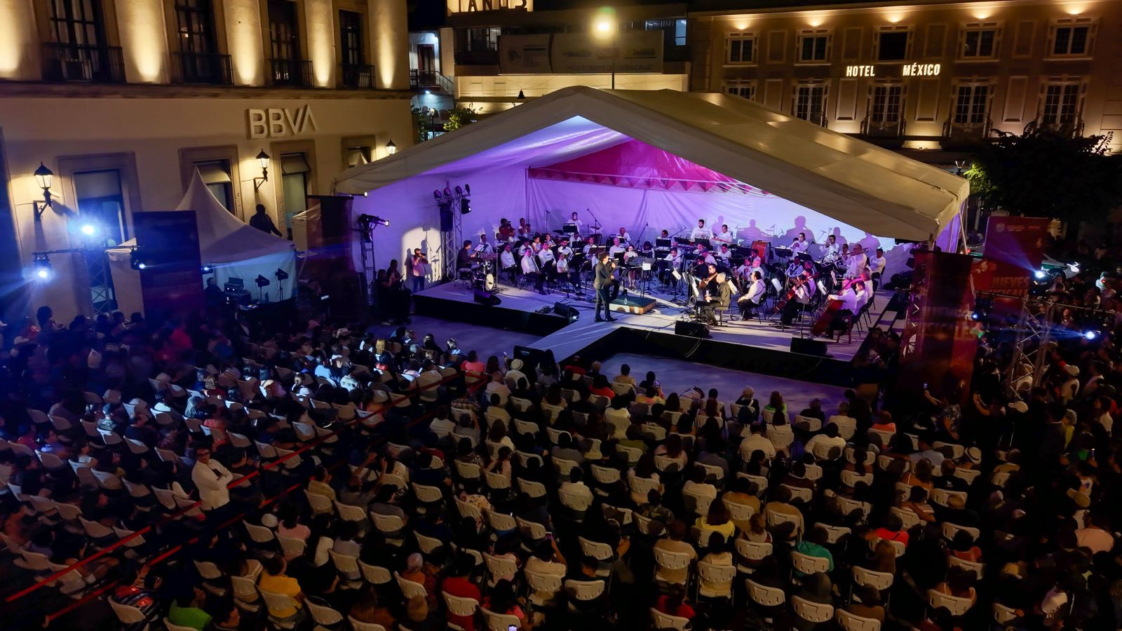 Jueves Musicales rinde tributo a José José en la plaza Lerdo