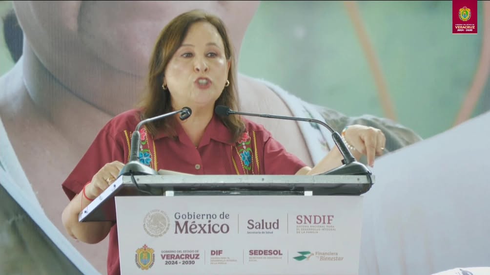 Entregan apoyos a familias y emprendedores en Veracruz