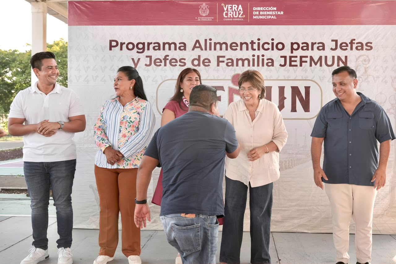 entrega-apoyos-jefmun-veracruz Alcaldesa Rosa María Hernández Espejo entrega apoyos del programa JEFMUN en Veracruz