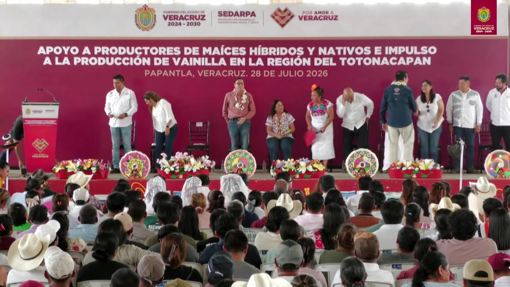Evento de entrega de apoyos a productores de maíces híbridos, nativos y vainilla en el Totonacapan