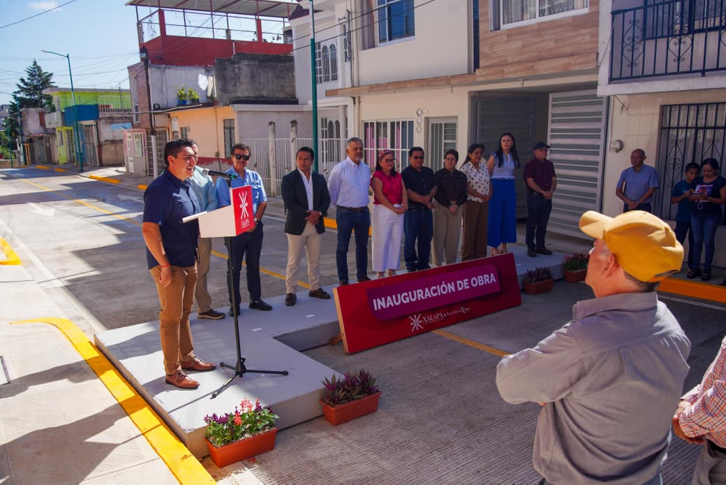 Alcaldesa de Xalapa entrega pavimentación de calle Jazmín en Las Brisas