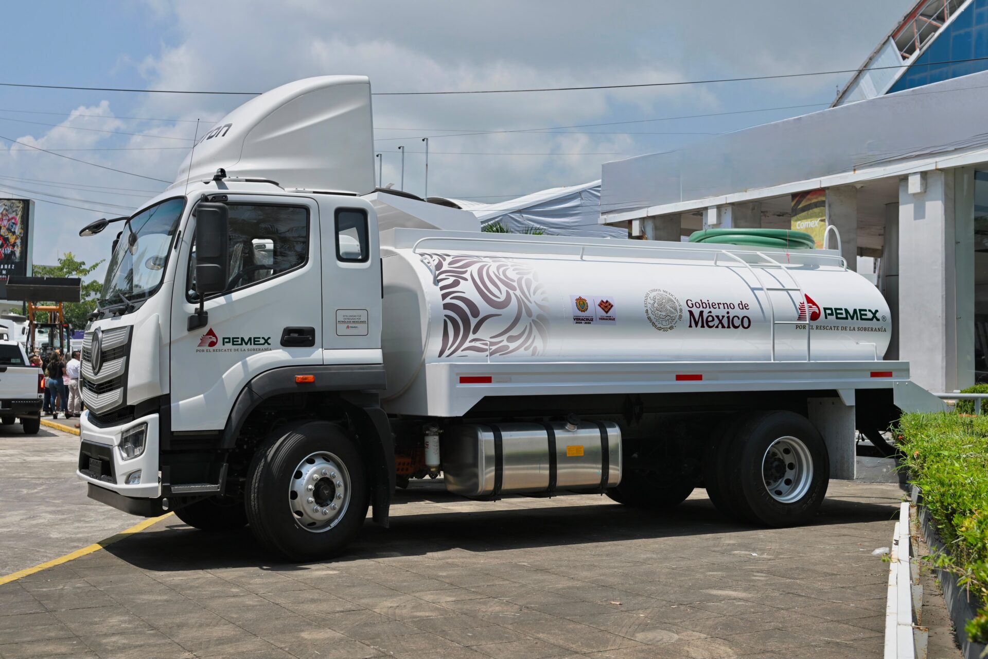 Ayuntamiento de Veracruz recibe pipa donada por Pemex