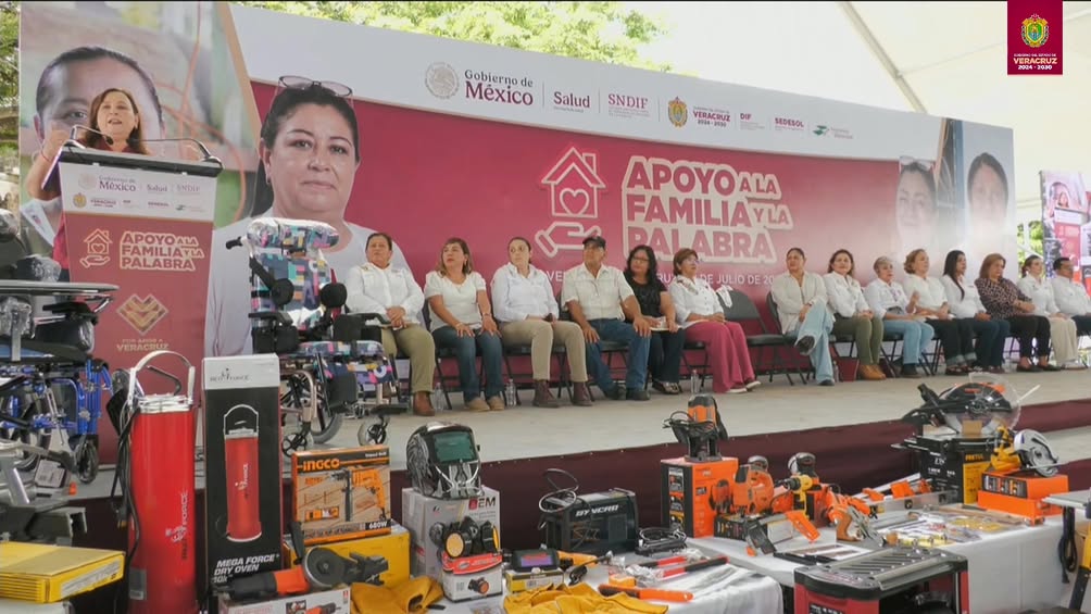 Entregan programas Apoyo a la Familia y Palabra en Veracruz