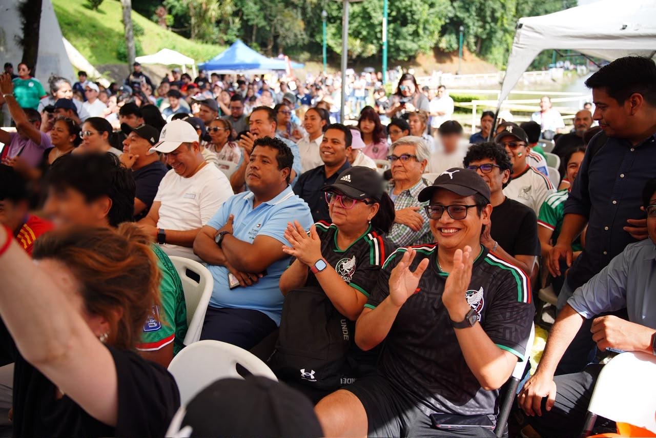festival-adios-al-mundial-xalapa Asistentes reunidos en el Paseo de Los Lagos durante el festival Adiós al Mundial organizado por el Ayuntamiento de Xalapa