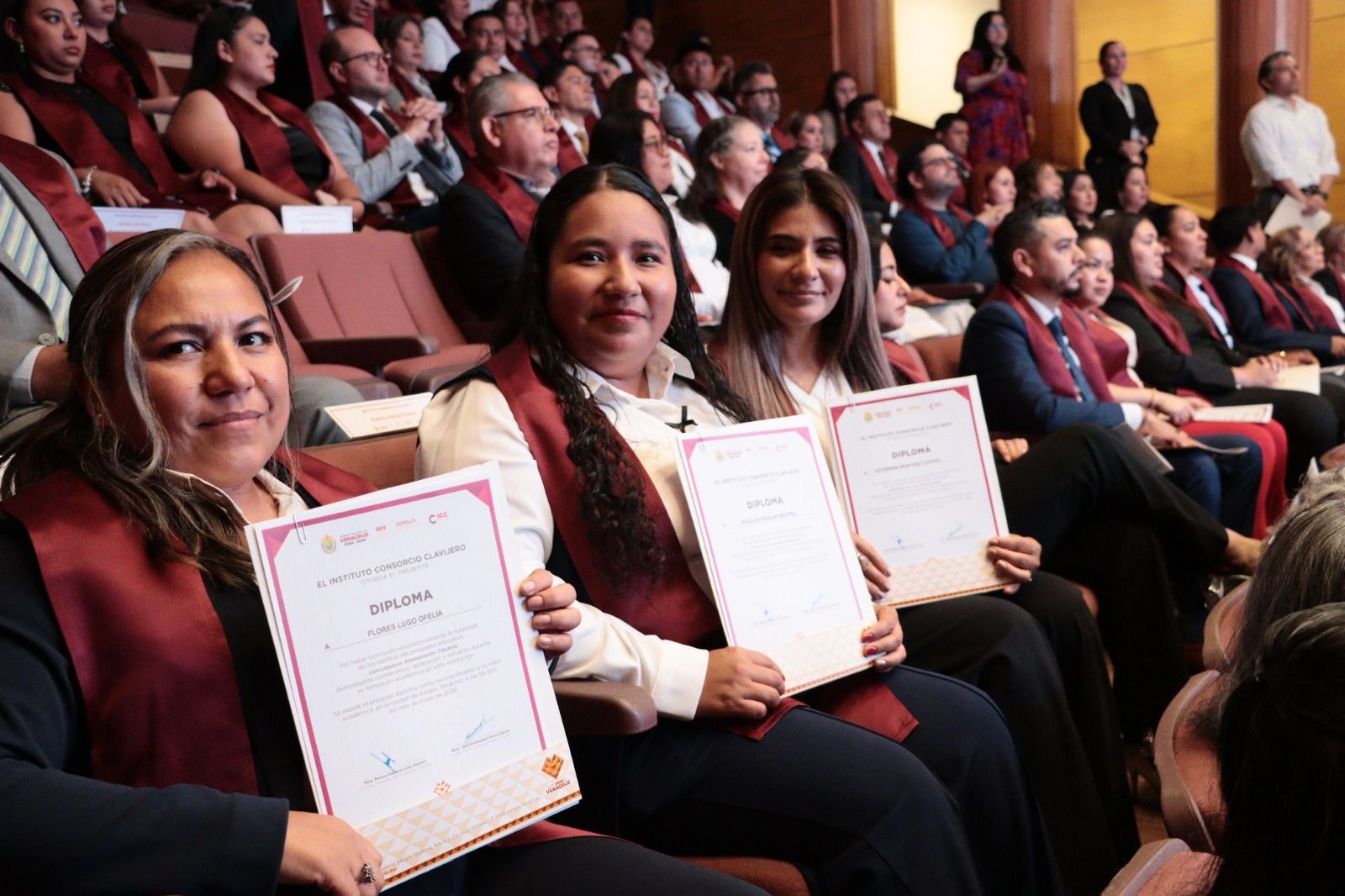 Instituto Consorcio Clavijero gradúa a 106 estudiantes en acto protocolario