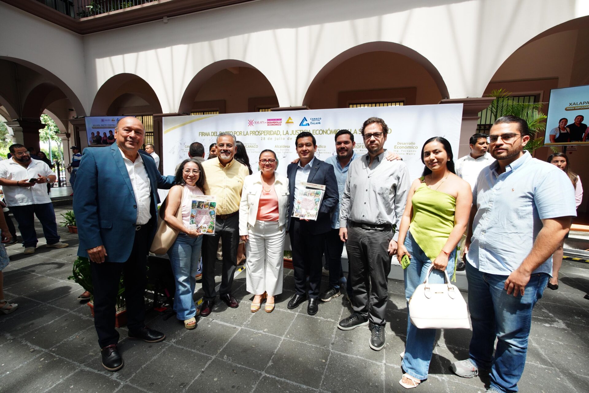 Alcaldesa Daniela Griego y presidente de Concanaco firman pacto en Xalapa