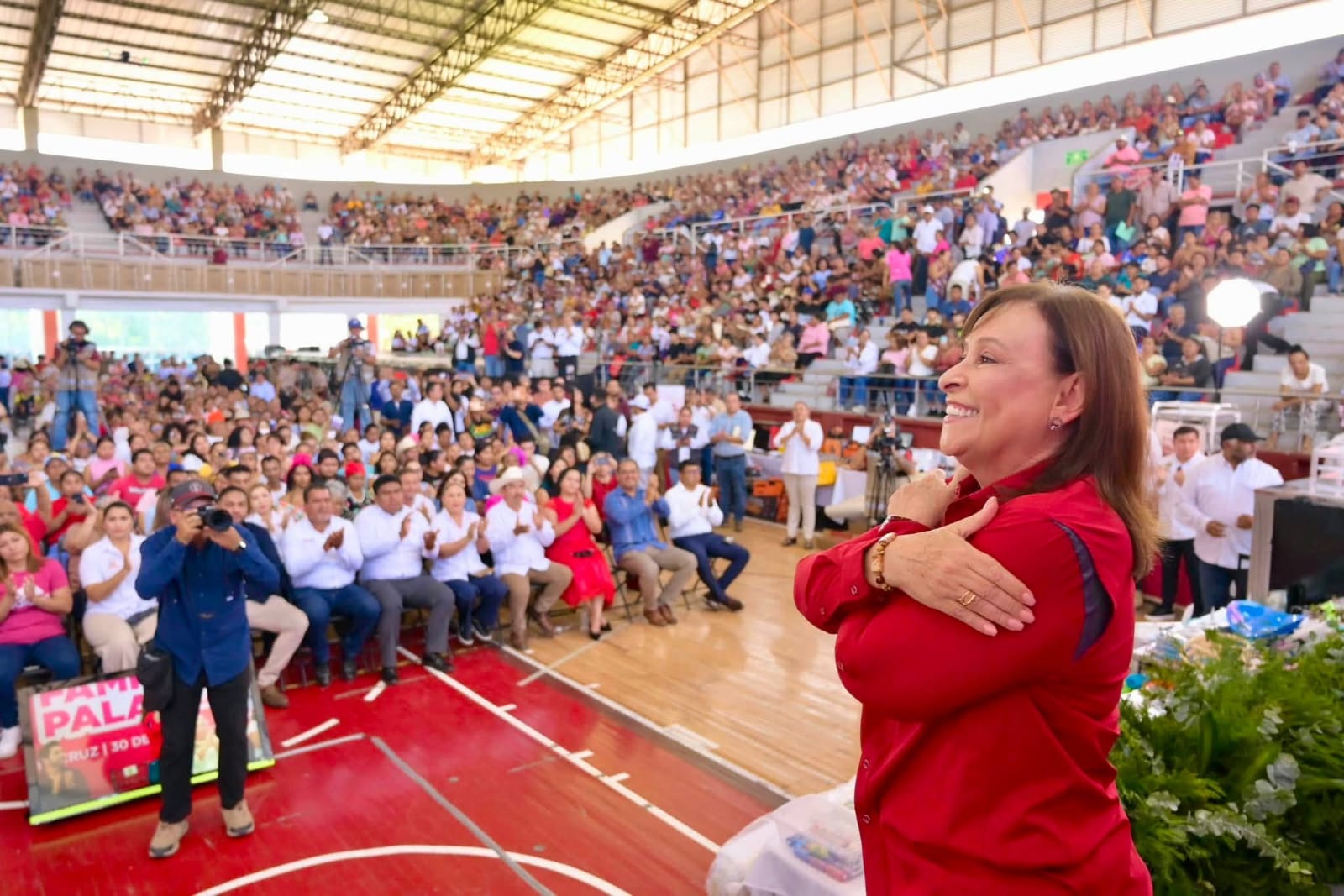 Gobernadora Rocío Nahle García entrega apoyos sociales en Yanga