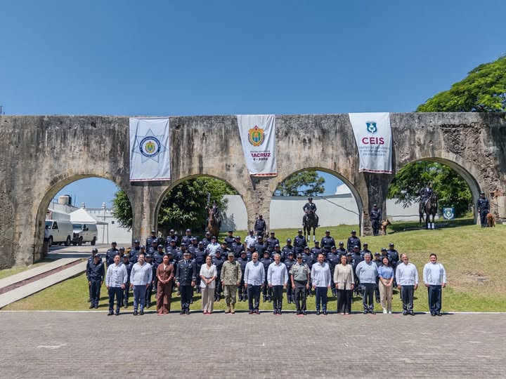 Fiscal General asiste a graduación de 49 policías de proximidad en Veracruz
