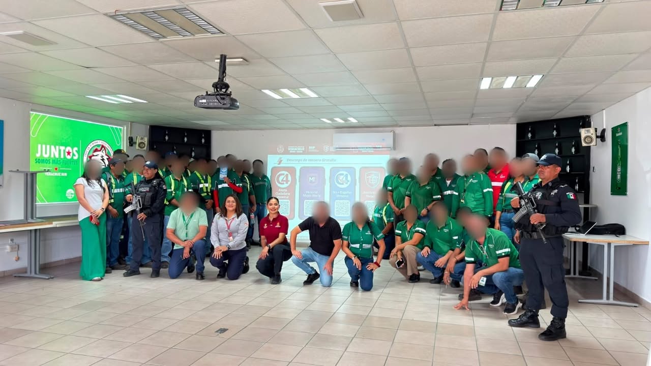 Conferencia de seguridad a trabajadores de Heineken en Coatzacoalcos