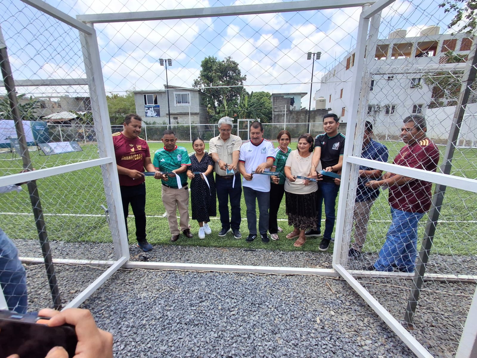 El presidente municipal Jose Roberto Arenas Martinez inaugura la cancha de futbol 5 en la Unidad Deportiva Mahuiltitlan