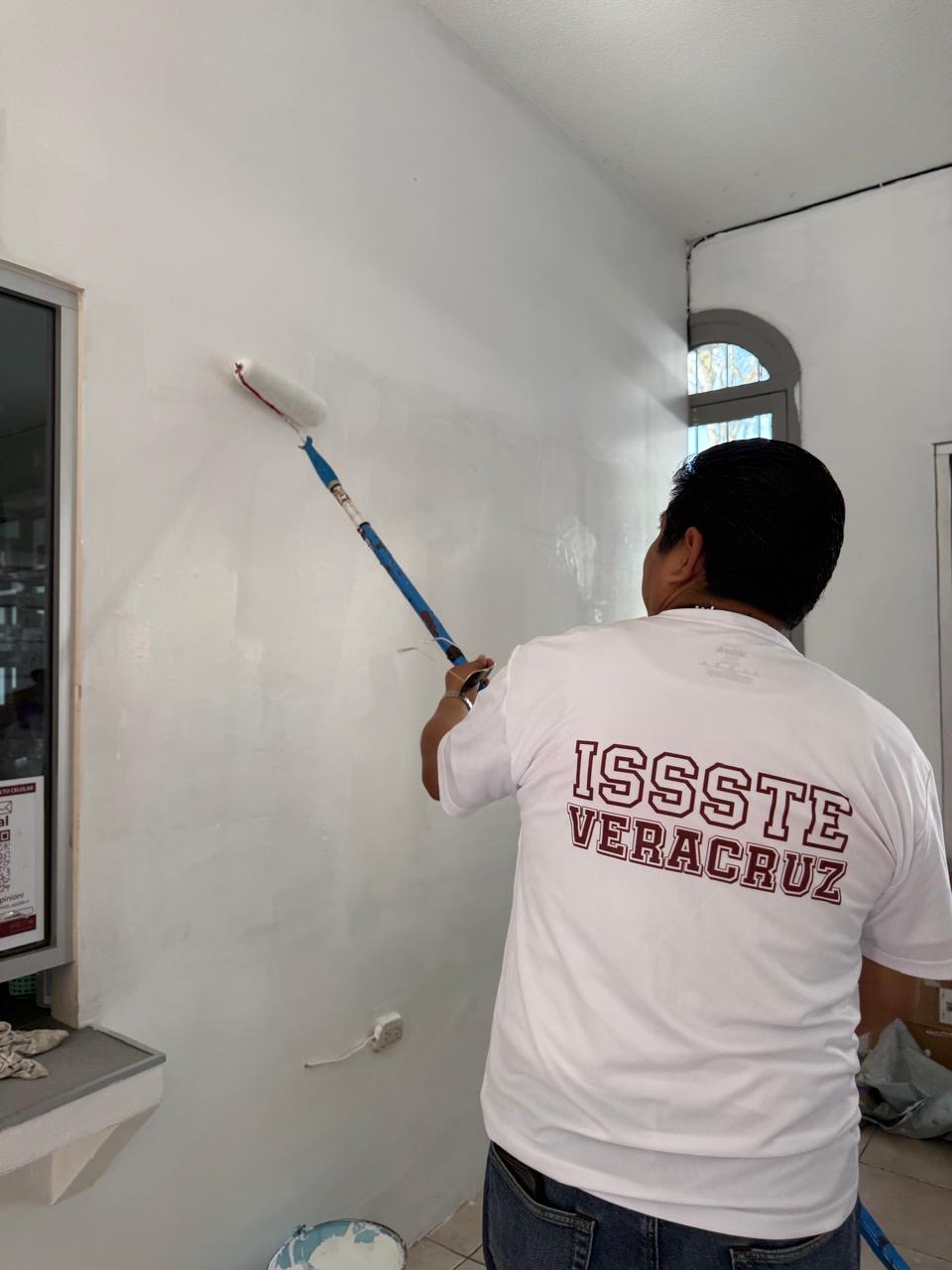 Voluntarios del ISSSTE e IMJUVE realizan labores de pintura y limpieza en la Clínica de Medicina Familiar de Xalapa