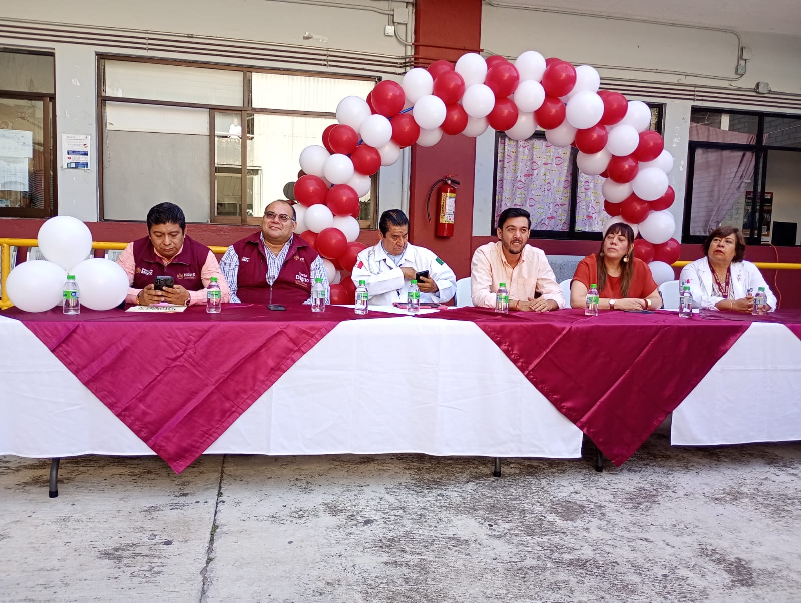 Personal del ISSSTE y derechohabientes realizan calistenia en el patio de la clínica de Xalapa por el Día Mundial del Autocuidado