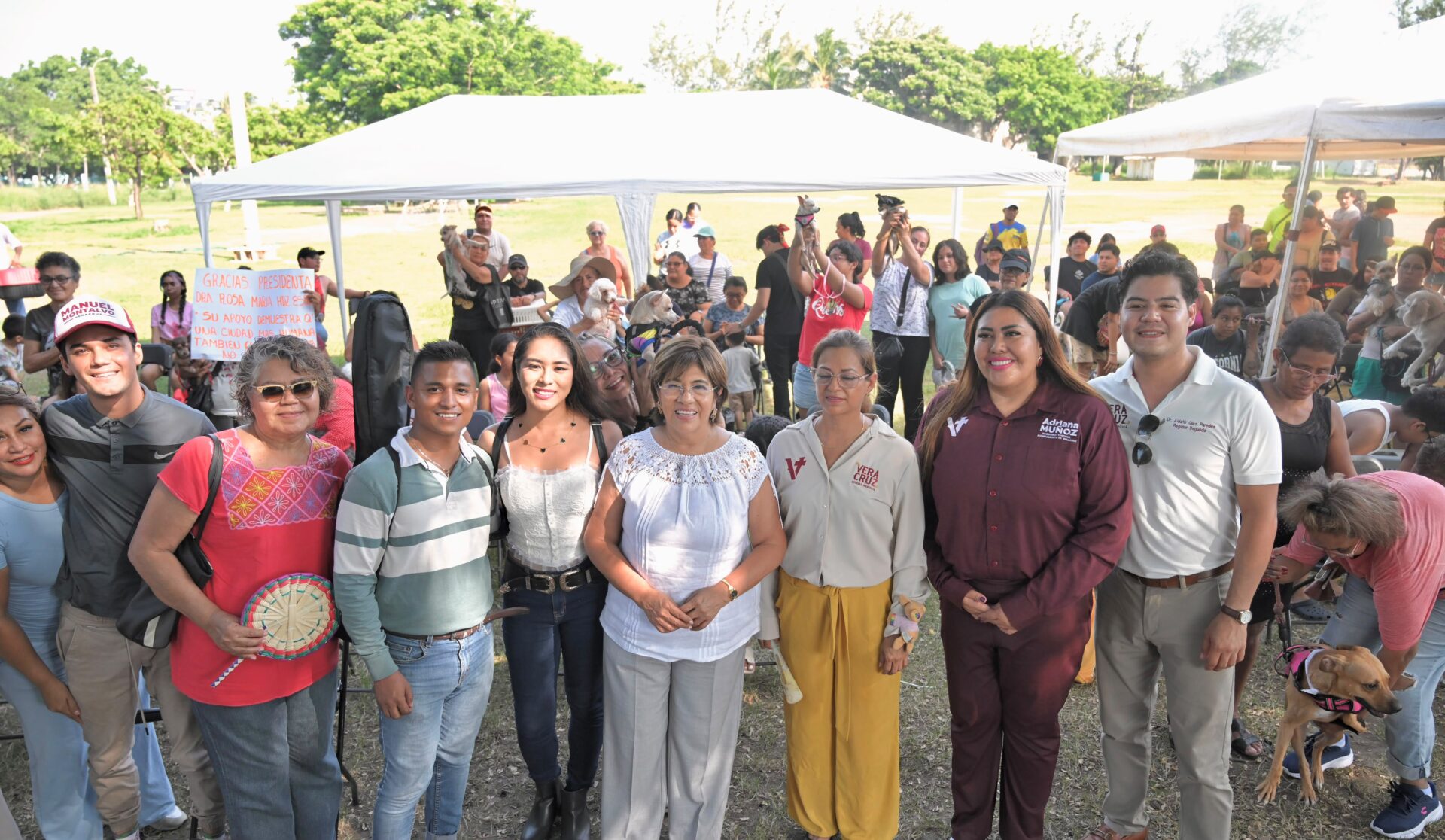 jornada-bienestar-animal-veracruz Alcaldesa Rosa María Hernández Espejo durante jornada de bienestar animal en parque Reino Mágico