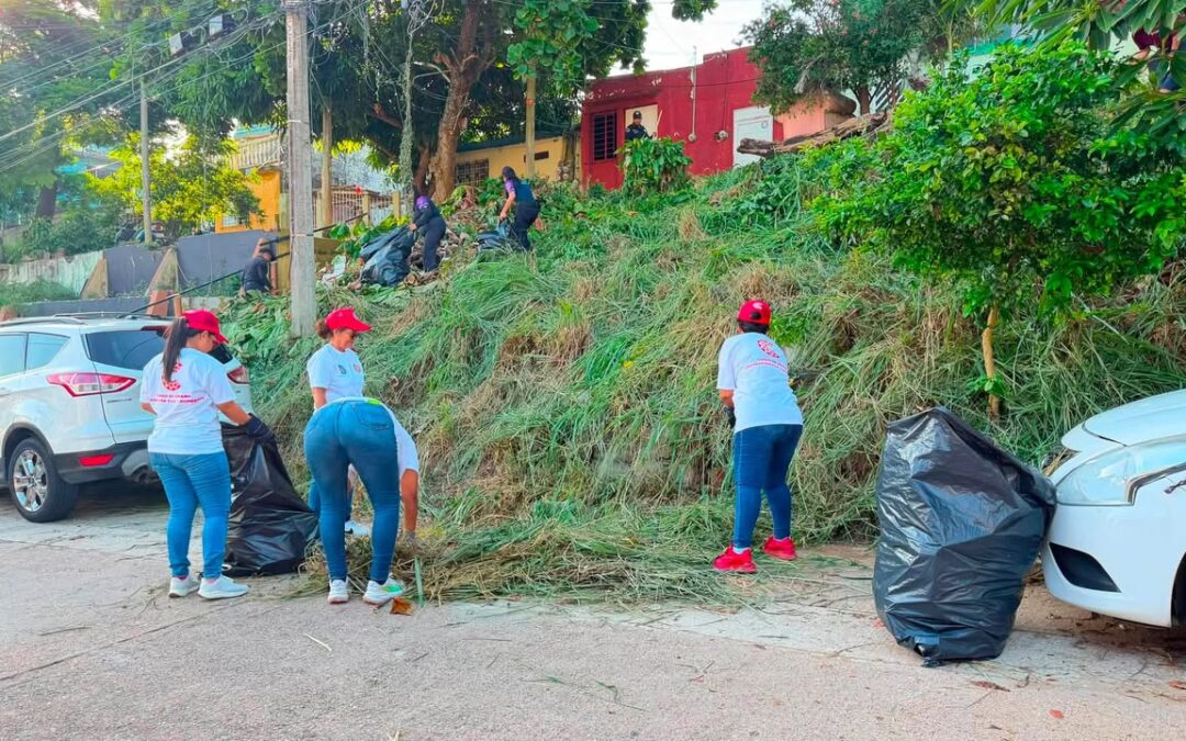 Jornada de limpieza recupera espacios públicos en Coatzacoalcos