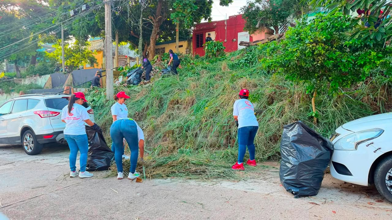 Vecinos y autoridades en jornada de limpieza en colonia Manuel Ávila Camacho, Coatzacoalcos