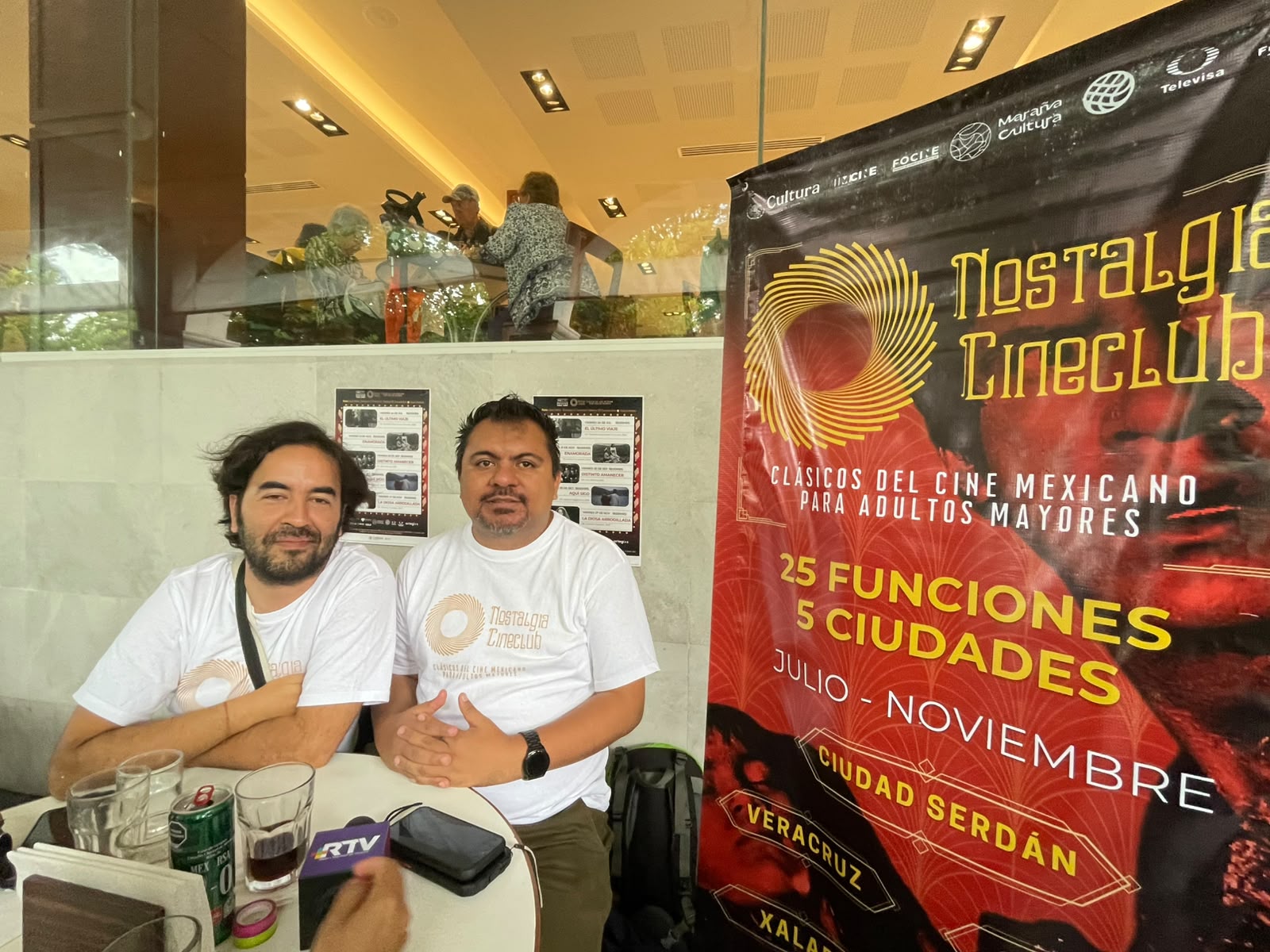 Promotores de Nostalgia Cineclub en conferencia de prensa