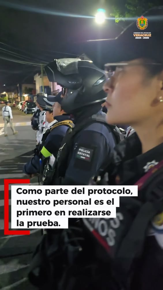Oficial de tránsito realizando prueba de alcoholímetro en Veracruz