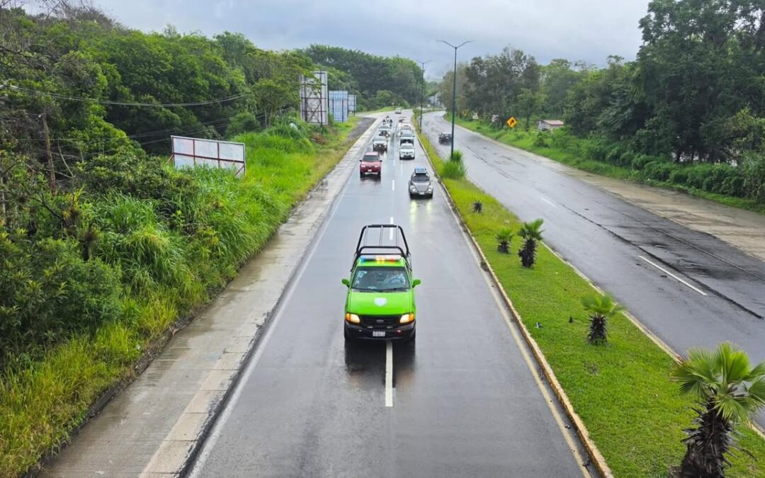 Operativo Carrusel en carretera Coatepec-Xalapa por lluvias