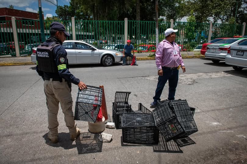 Operativos en Xalapa retiran objetos que apartaban estacionamientos