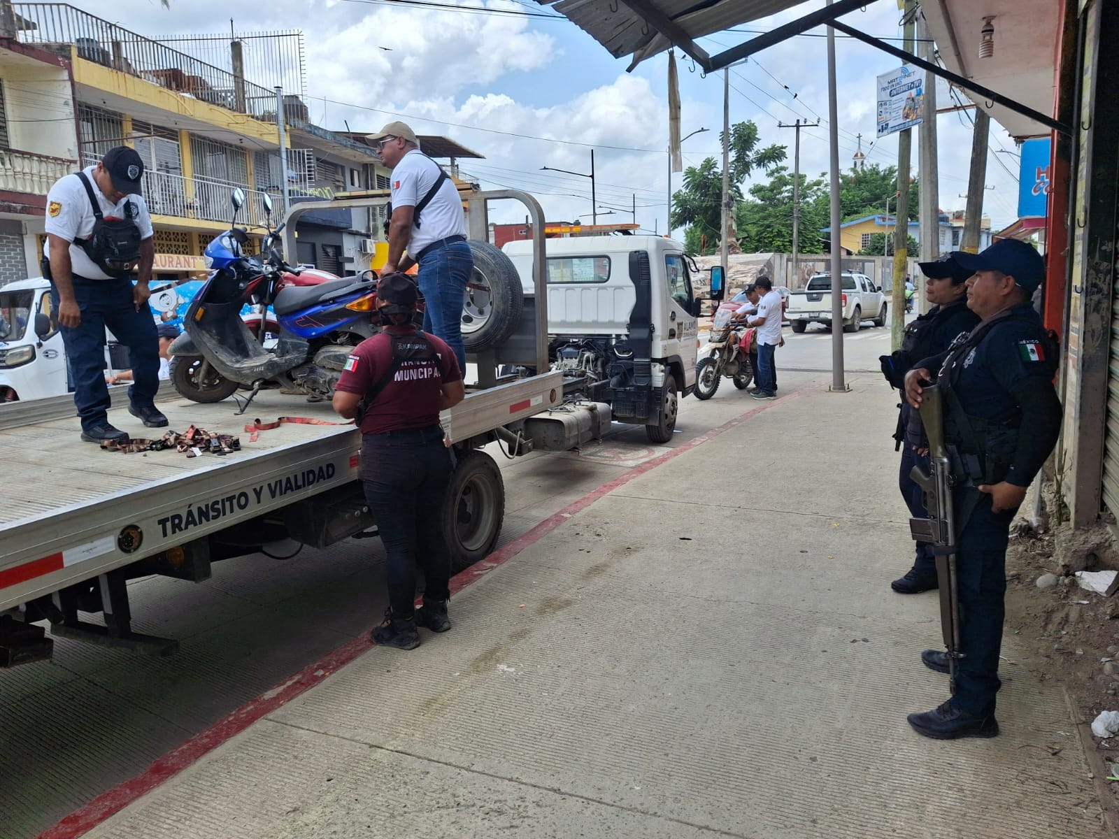 Agentes de Tránsito Municipal revisan documentos a motociclistas durante operativo en Álamo