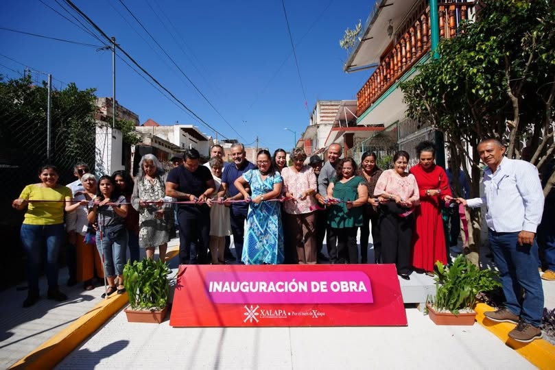 Inauguran pavimentación integral de la calle Cárpatos en Xalapa