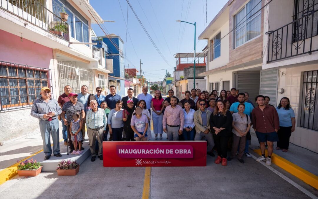 Alcaldesa de Xalapa entrega pavimentación de calle Jazmín en Las Brisas