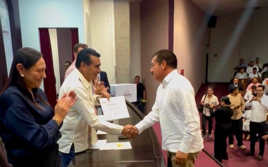 Recibe Pepe Arenas reconocimiento del Congreso de Veracruz por la elaboración de Plan Municipal de Desarrollo