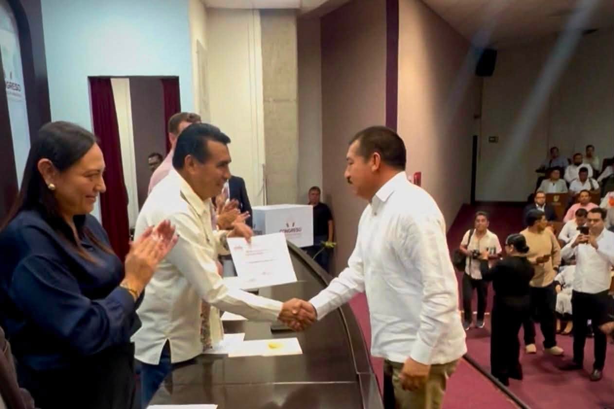 Pepe Arenas recibe reconocimiento del Congreso de Veracruz por el Plan Municipal de Desarrollo