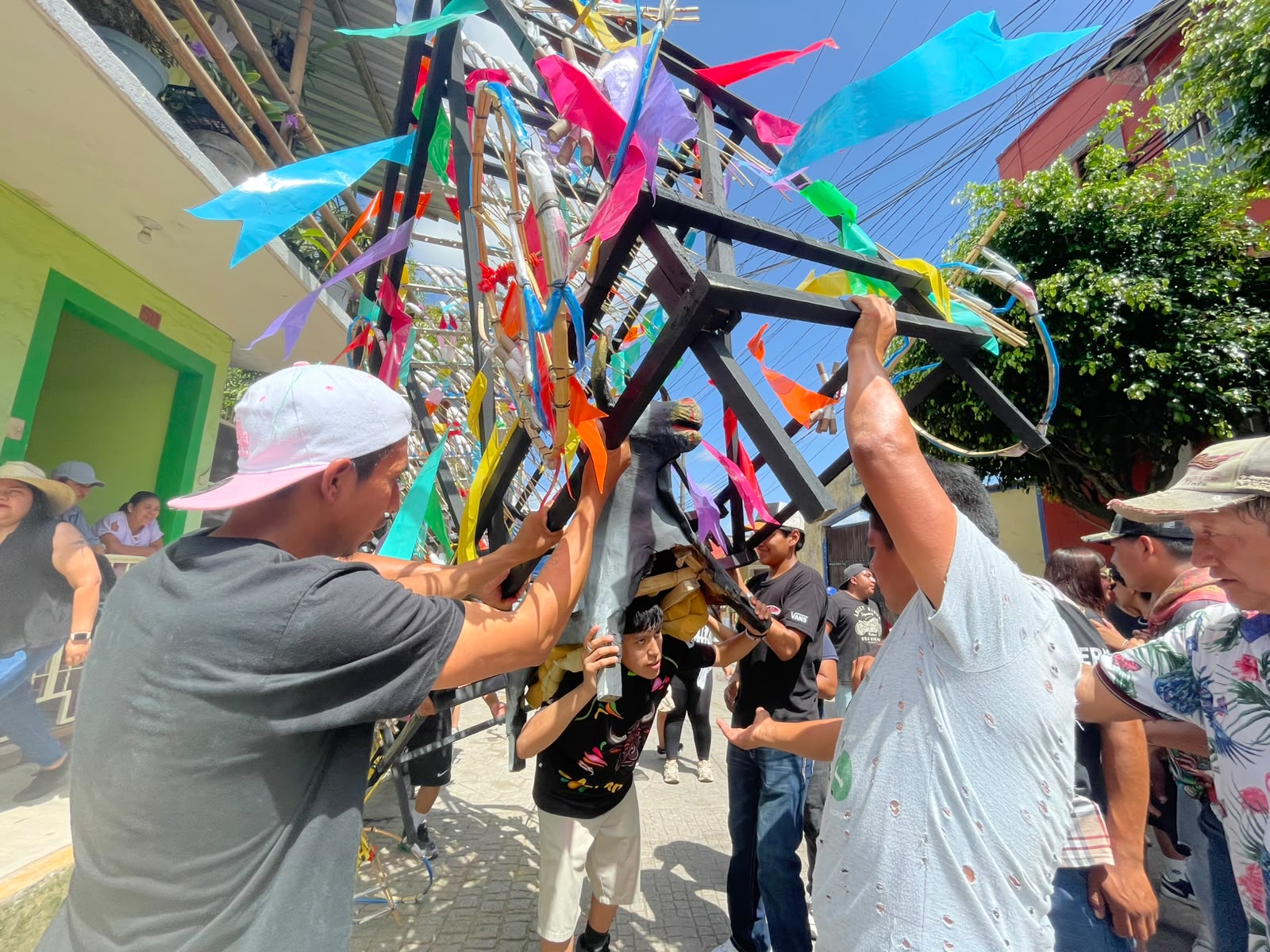 Xico elabora alfombra monumental de aserrín por festividad de Santa María Magdalena