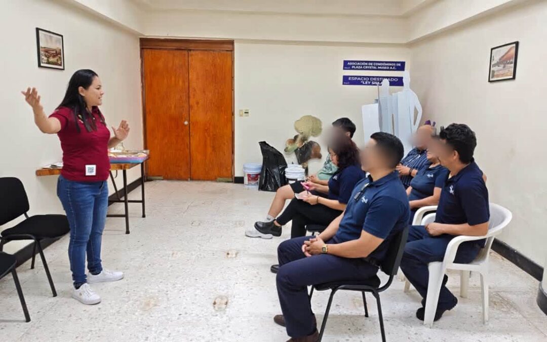 SSP Veracruz comparte herramientas de prevención con personal de Plaza Crystal en Xalapa