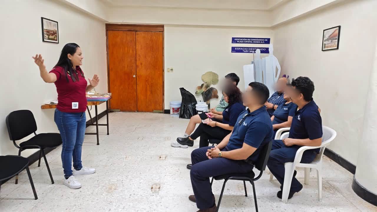 prevencion-seguridad-xalapa-plaza-crystal Personal de administración de Plaza Crystal y agentes municipales durante capacitación en seguridad en Xalapa